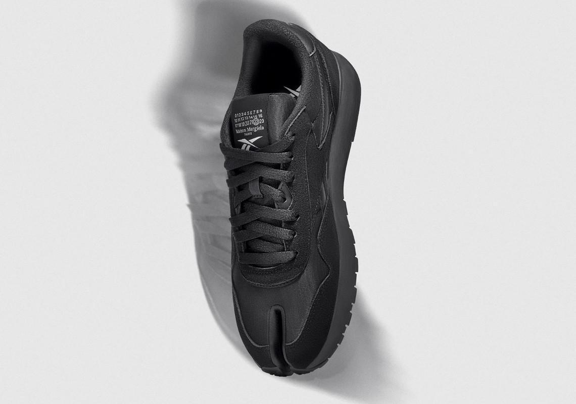 Le modèle Maison Margiela x Reebok Classic Leather Tabi revient dans deux coloris en nylon. Le modèle Maison Margiela x Reebok Classic Leather Tabi revient dans deux coloris en nylon.