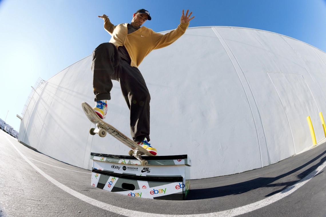 L'héritage de Sandy Bodecker se poursuit avec la vente aux enchères caritative Nike SB eBay Dunk. L'héritage de Sandy Bodecker se poursuit avec la vente aux enchères caritative Nike SB eBay Dunk.