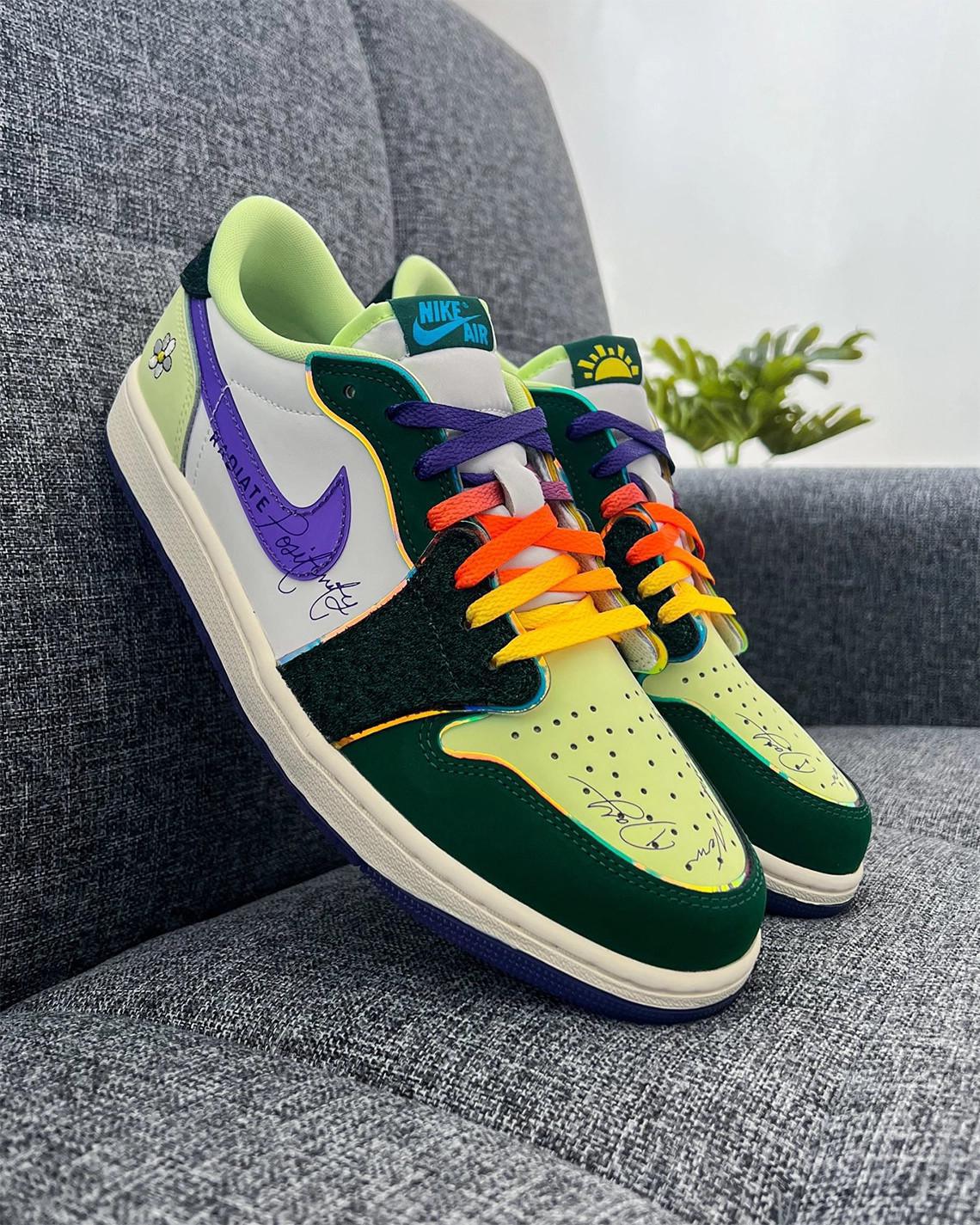 Vue détaillée de l'Air Jordan 1 Low OG "Doernbecher". Vue détaillée de l'Air Jordan 1 Low OG "Doernbecher".