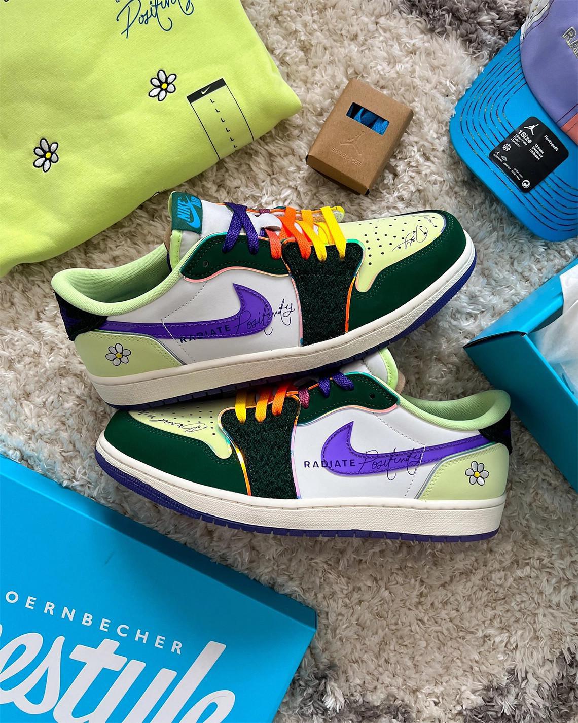 Vue détaillée de l'Air Jordan 1 Low OG "Doernbecher". Vue détaillée de l'Air Jordan 1 Low OG "Doernbecher".