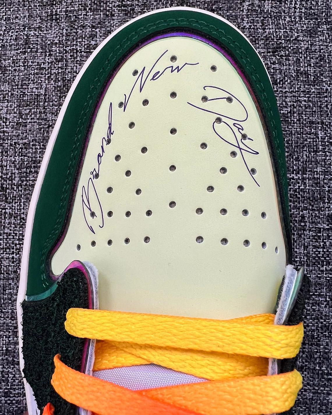 Vue détaillée de l'Air Jordan 1 Low OG "Doernbecher". Vue détaillée de l'Air Jordan 1 Low OG "Doernbecher".