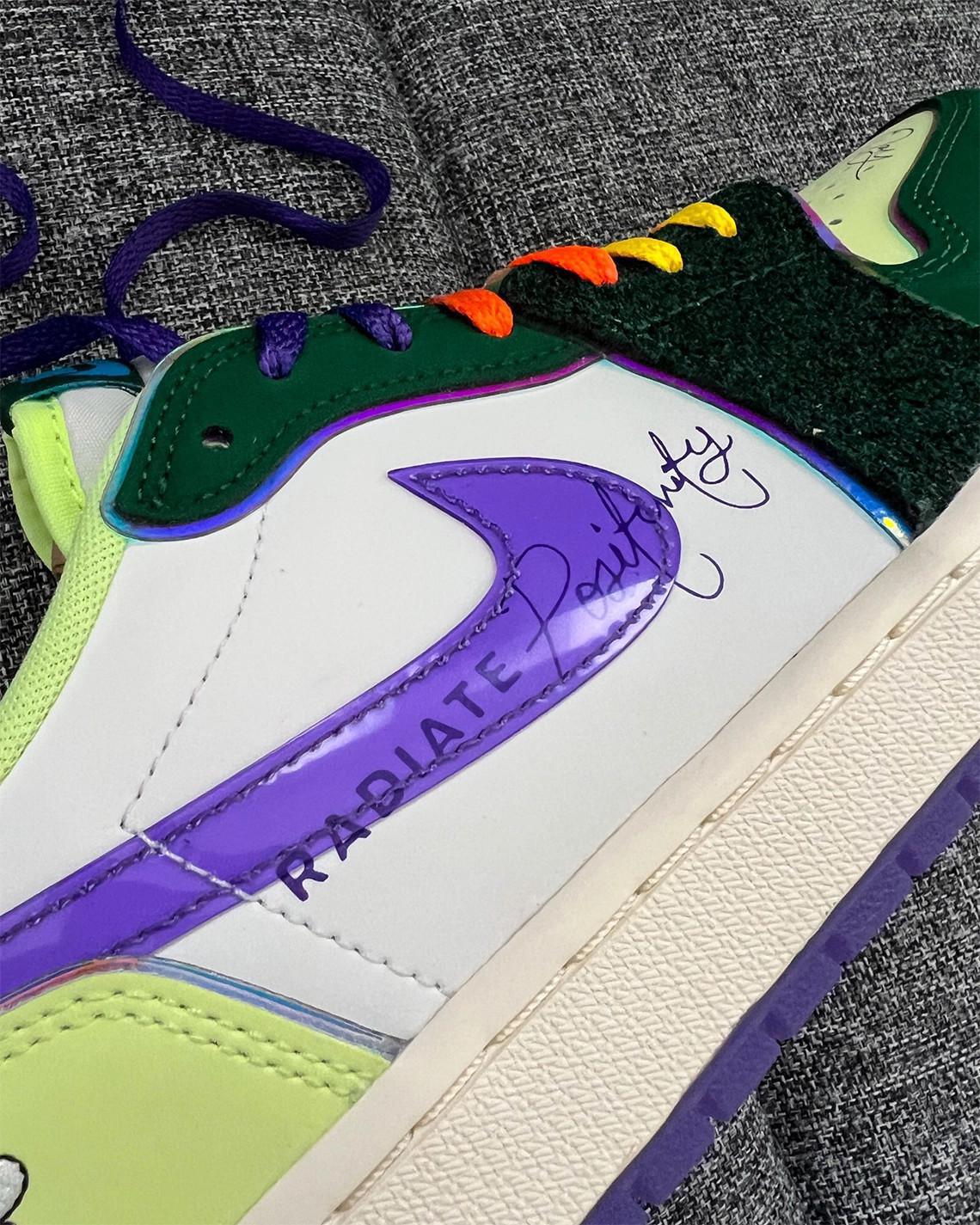 Vue détaillée de l'Air Jordan 1 Low OG "Doernbecher". Vue détaillée de l'Air Jordan 1 Low OG "Doernbecher".