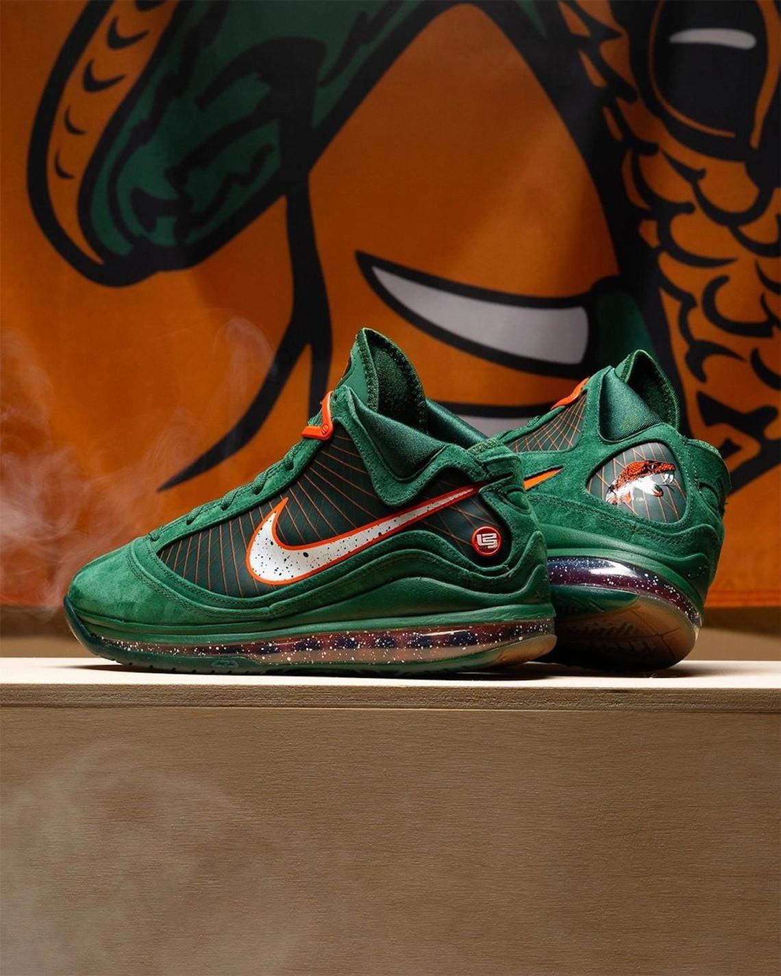 La FAMU reçoit une Nike LeBron 7 "Gorge Green". La FAMU reçoit une Nike LeBron 7 "Gorge Green".