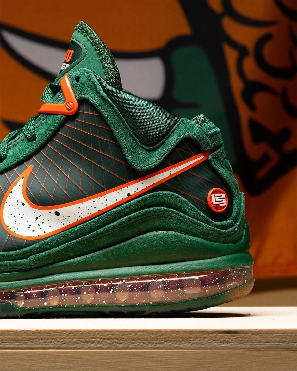 La FAMU reçoit une Nike LeBron 7 "Gorge Green". La FAMU reçoit une Nike LeBron 7 "Gorge Green".