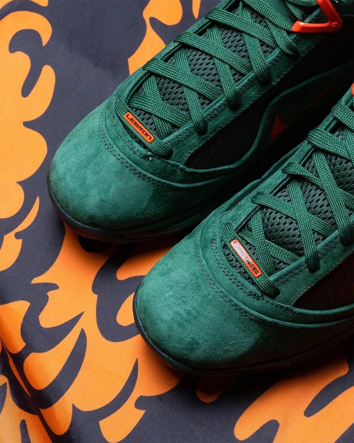 La FAMU reçoit une Nike LeBron 7 "Gorge Green". La FAMU reçoit une Nike LeBron 7 "Gorge Green".