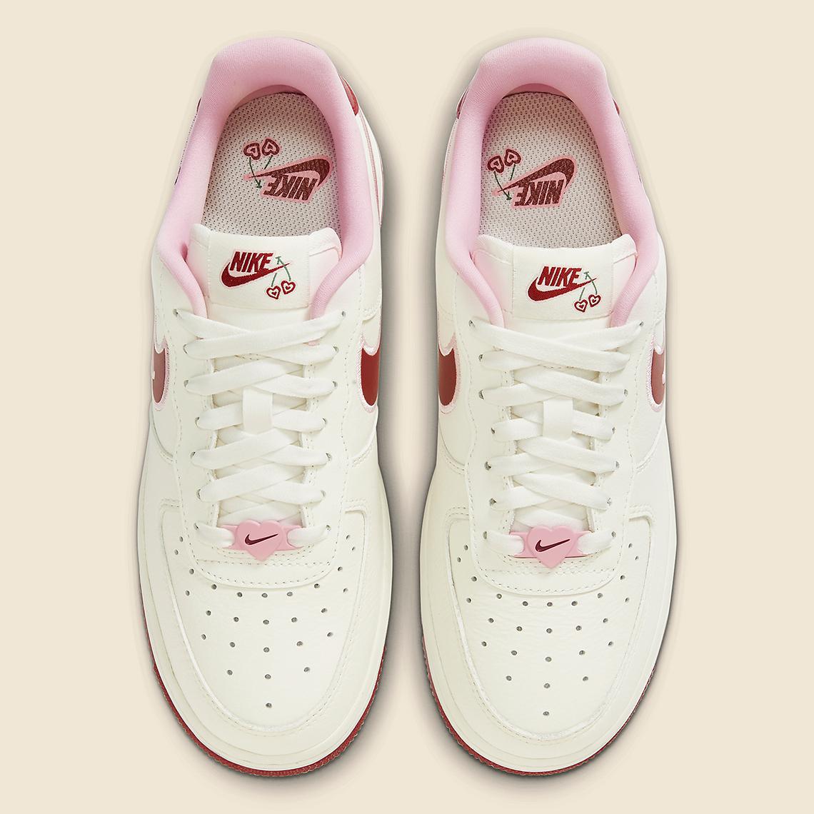 La Nike Air Force 1 Low "Valentine's Day" 2023 est ornée de cerises en forme de cœur.