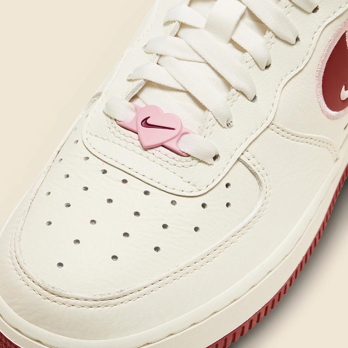 La Nike Air Force 1 Low "Valentine's Day" 2023 est ornée de cerises en forme de cœur.