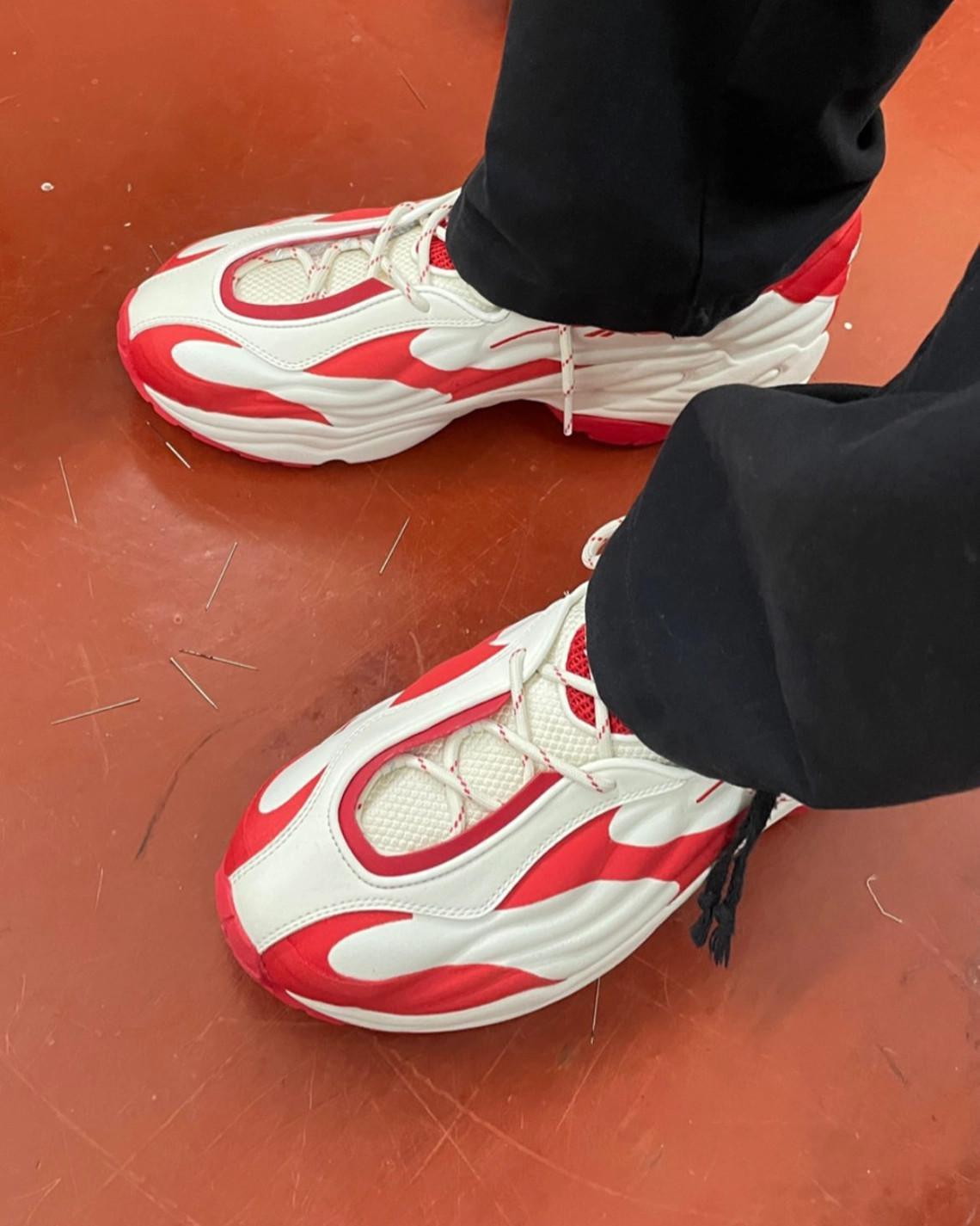 KANGHYUK annonce une collaboration avec Reebok DMX Run 6 Modern au milieu du Lookbook FW23. KANGHYUK annonce une collaboration avec Reebok DMX Run 6 Modern au milieu du Lookbook FW23.