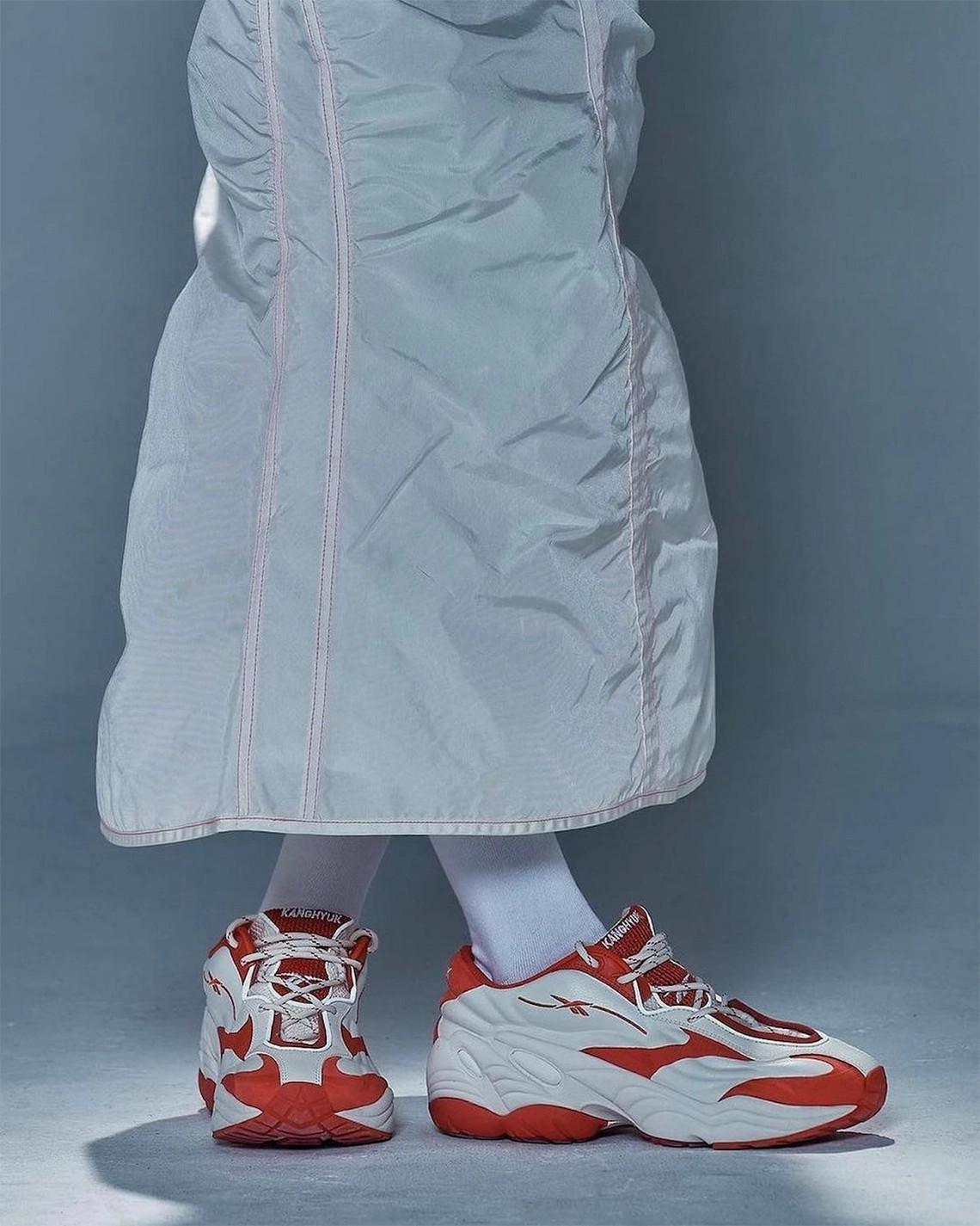KANGHYUK annonce une collaboration avec Reebok DMX Run 6 Modern au milieu du Lookbook FW23. KANGHYUK annonce une collaboration avec Reebok DMX Run 6 Modern au milieu du Lookbook FW23.