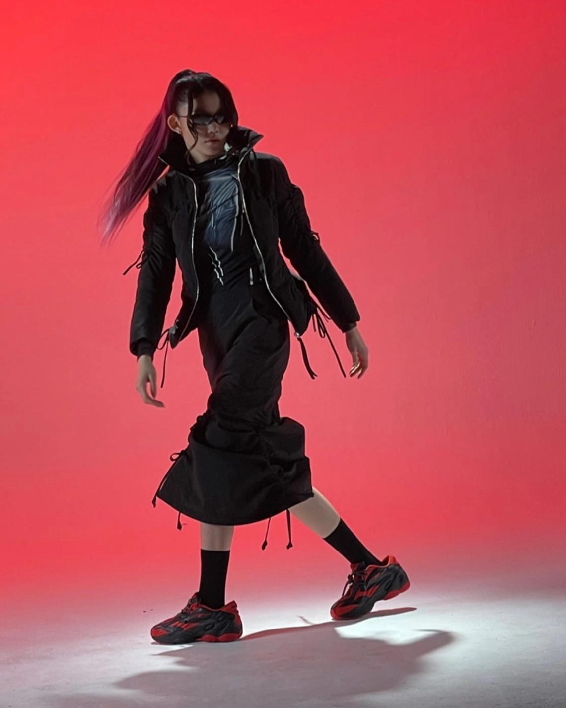 KANGHYUK annonce une collaboration avec Reebok DMX Run 6 Modern au milieu du Lookbook FW23. KANGHYUK annonce une collaboration avec Reebok DMX Run 6 Modern au milieu du Lookbook FW23.