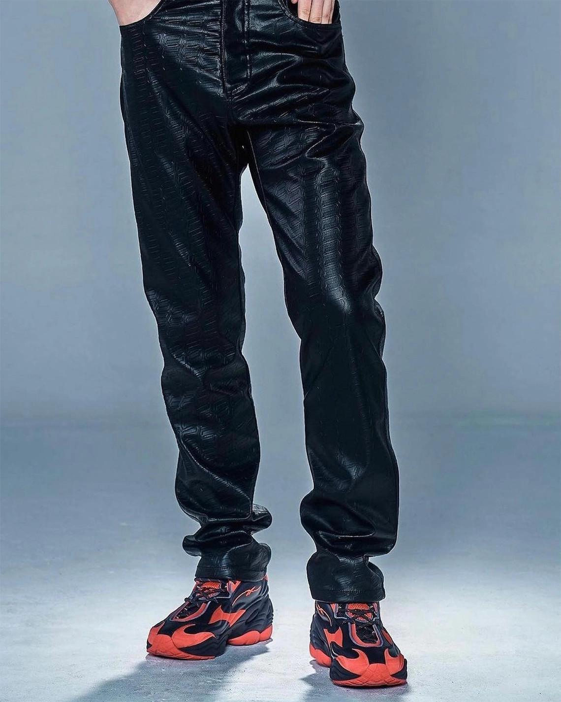 KANGHYUK annonce une collaboration avec Reebok DMX Run 6 Modern au milieu du Lookbook FW23. KANGHYUK annonce une collaboration avec Reebok DMX Run 6 Modern au milieu du Lookbook FW23.
