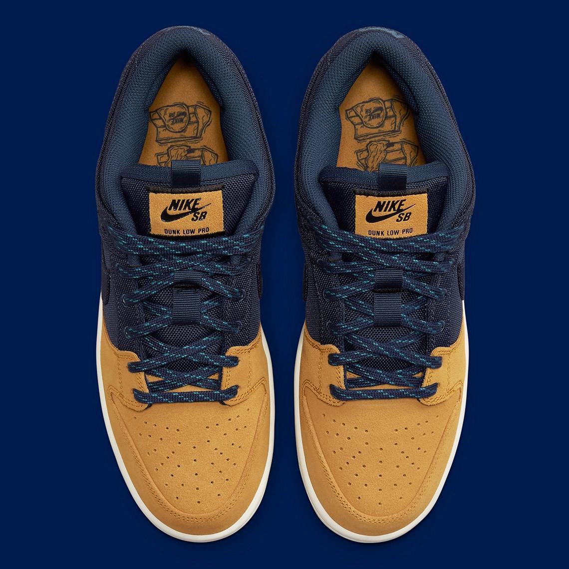 Poches de rangement et construction se rejoignent sur la Nike SB Dunk Low "Midnight Navy/Ochre". Poches de rangement et construction se rejoignent sur la Nike SB Dunk Low "Midnight Navy/Ochre".