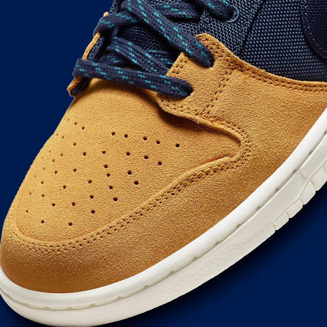 Poches de rangement et construction se rejoignent sur la Nike SB Dunk Low "Midnight Navy/Ochre". Poches de rangement et construction se rejoignent sur la Nike SB Dunk Low "Midnight Navy/Ochre".