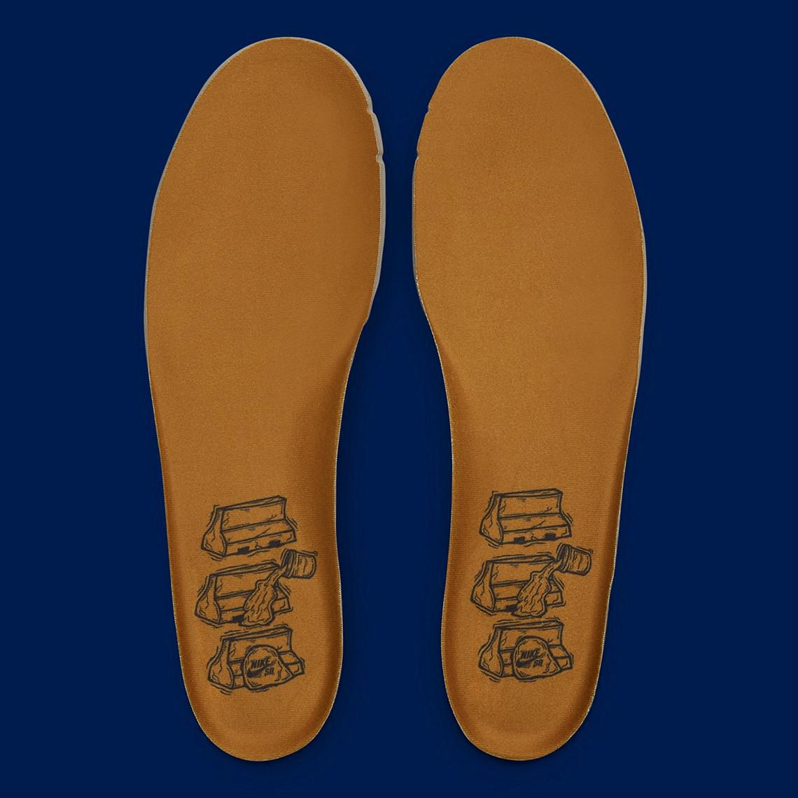 Poches de rangement et construction se rejoignent sur la Nike SB Dunk Low "Midnight Navy/Ochre". Poches de rangement et construction se rejoignent sur la Nike SB Dunk Low "Midnight Navy/Ochre".