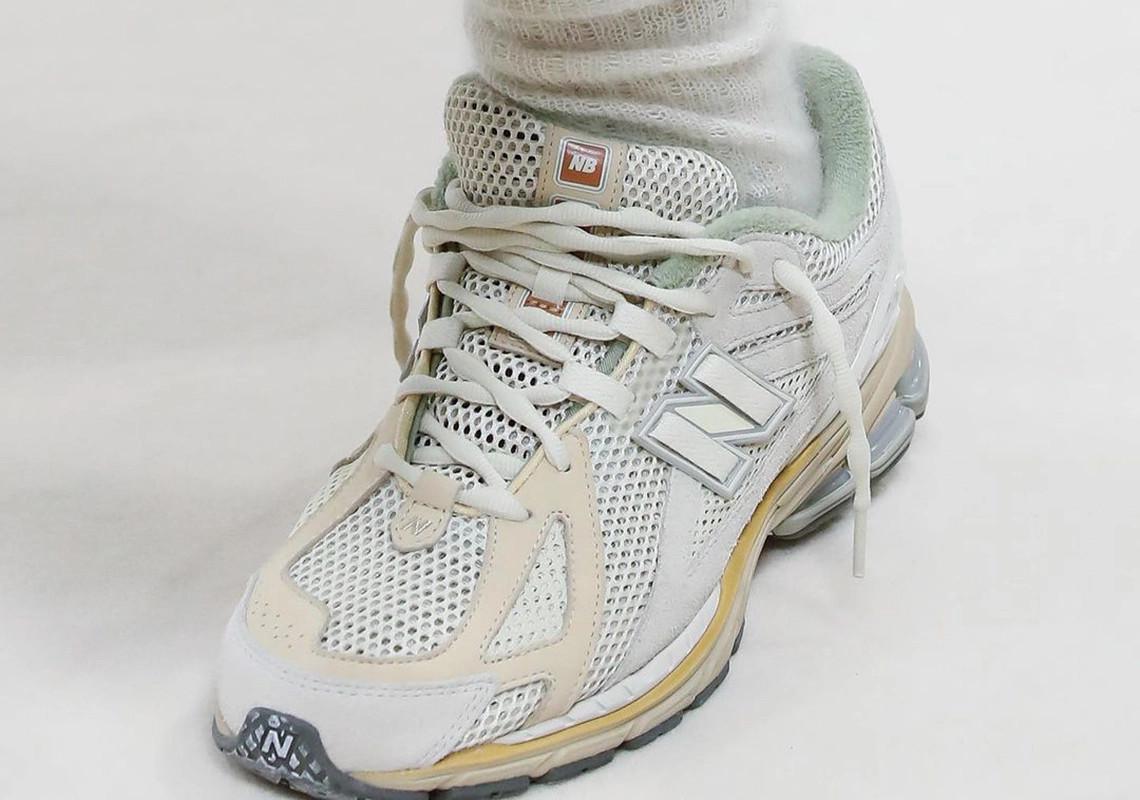 AURALEE jette son dévolu sur la New Balance 1906R pour l'automne/hiver 23. AURALEE jette son dévolu sur la New Balance 1906R pour l'automne/hiver 23.