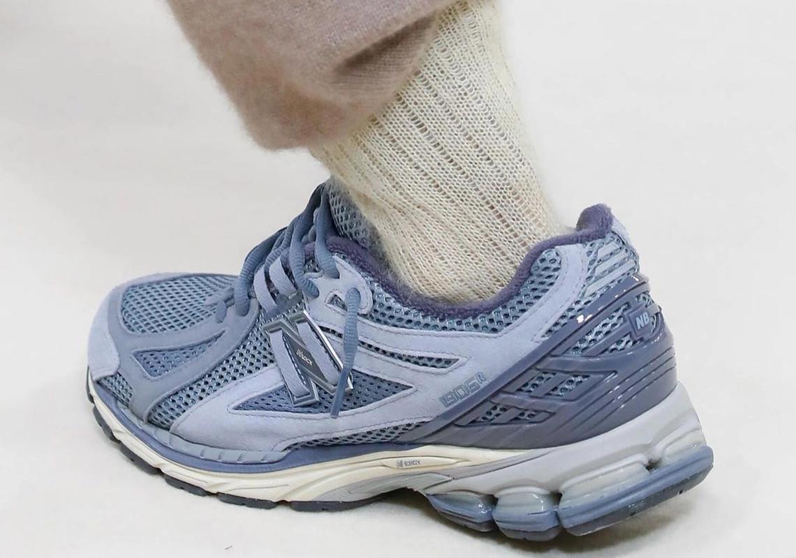 AURALEE jette son dévolu sur la New Balance 1906R pour l'automne/hiver 23. AURALEE jette son dévolu sur la New Balance 1906R pour l'automne/hiver 23.