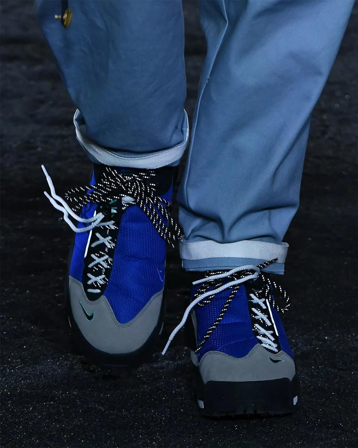 sacai dévoile trois coloris de sa collaboration avec Nike Air Footscape à la Fashion Week de Paris. sacai dévoile trois coloris de sa collaboration avec Nike Air Footscape à la Fashion Week de Paris.