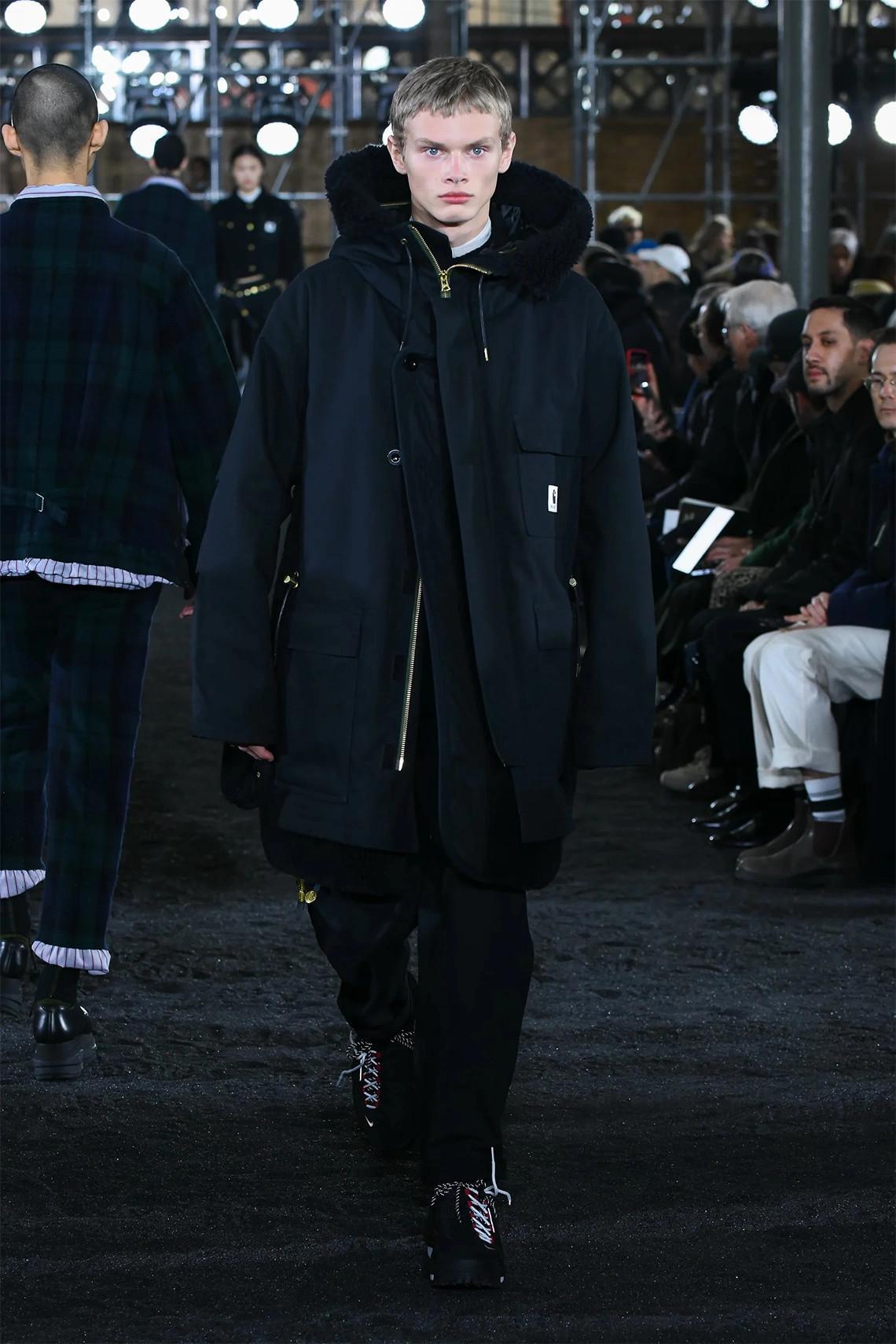 sacai dévoile trois coloris de sa collaboration avec Nike Air Footscape à la Fashion Week de Paris. sacai dévoile trois coloris de sa collaboration avec Nike Air Footscape à la Fashion Week de Paris.