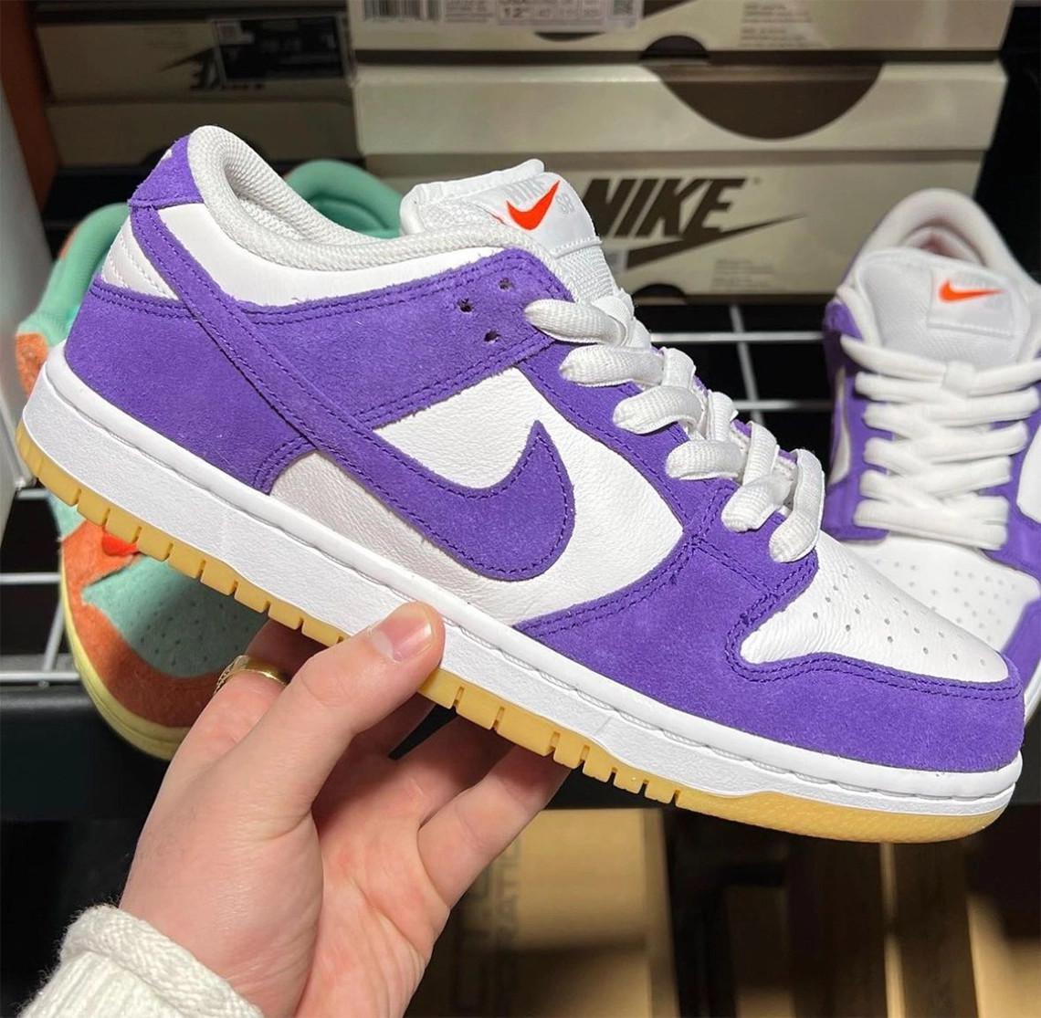 Du suéde violets apparait sur une Nike SB Dunk Low orange label Du suéde violets apparait sur une Nike SB Dunk Low orange label