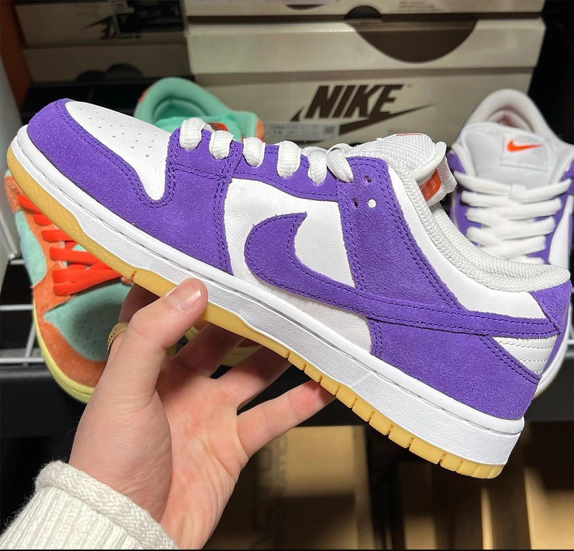 Du suéde violets apparait sur une Nike SB Dunk Low orange label Du suéde violets apparait sur une Nike SB Dunk Low orange label