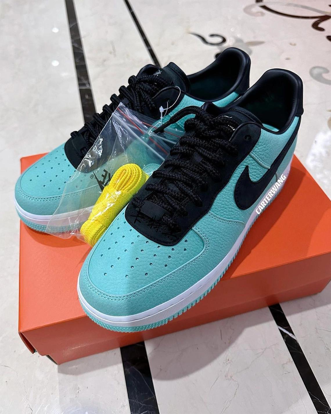 Tiffany & Co. x Nike Air Force 1 Low apparaît dans son bleu Pantone 1837 Tiffany & Co. x Nike Air Force 1 Low apparaît dans son bleu Pantone 1837