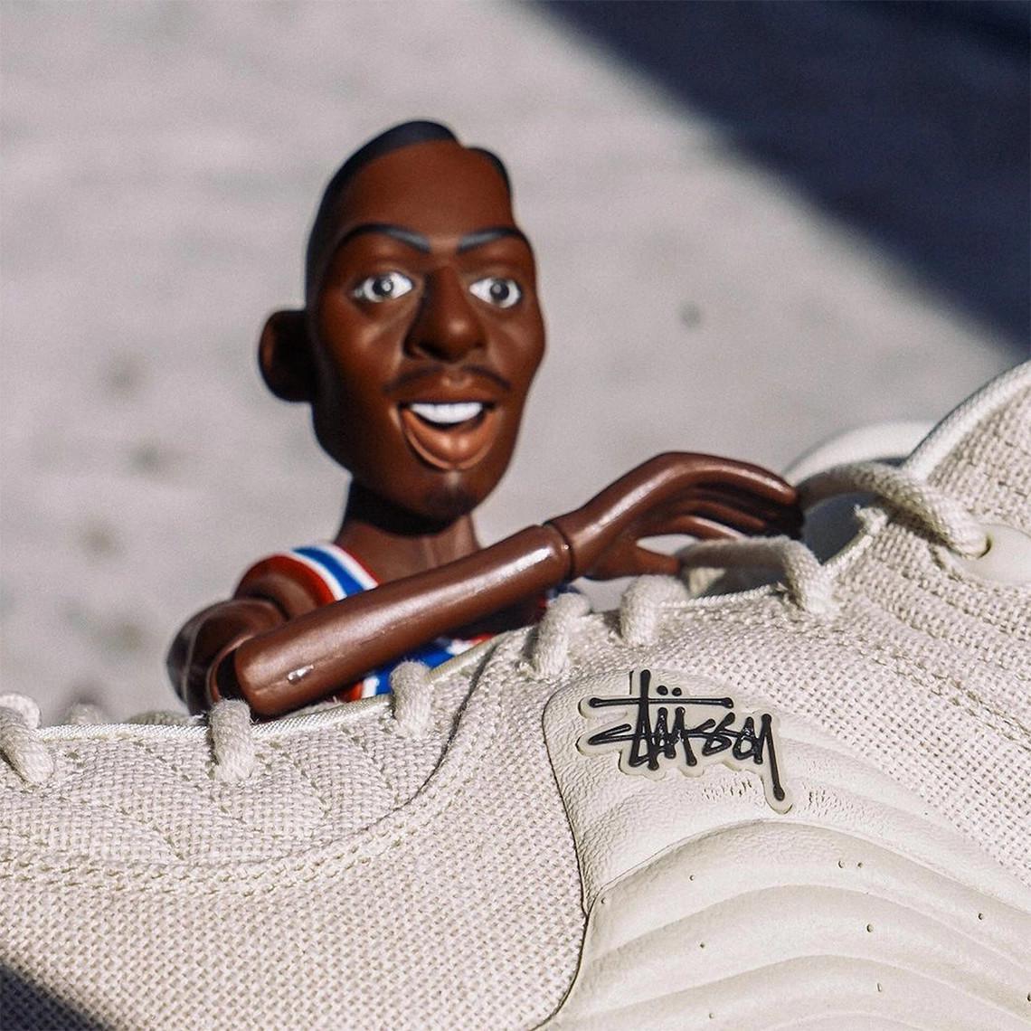 Stussy x Nike Air Penny 2 apparaît dans sa quatrième version "Fossil". Stussy x Nike Air Penny 2 apparaît dans sa quatrième version "Fossil".