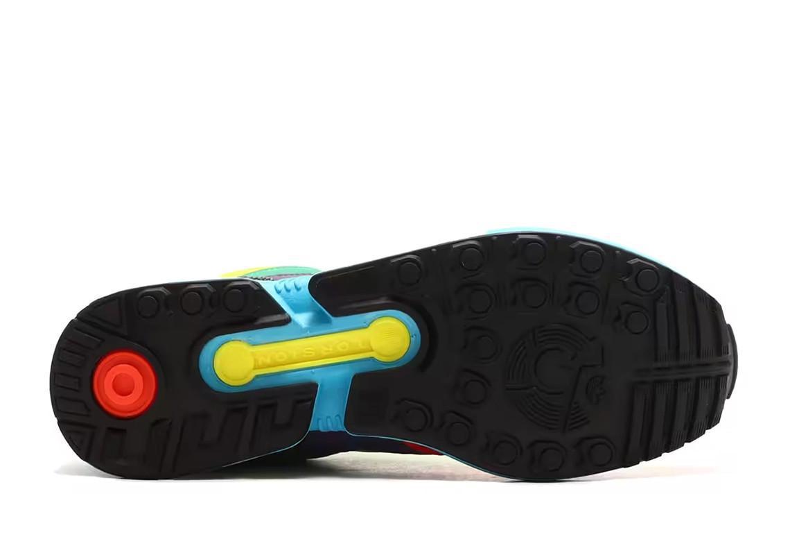 Atmos fait référence aux anciennes sorties de "G-SNK" pour la ZX 8000 "Mash Up" d'adidas.