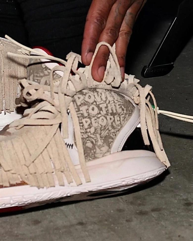 Un aperçu des chaussures personnalisées de Kyrie Irving, inspirées des mocassins du All-Star Game par le designer Ben Kirschner.