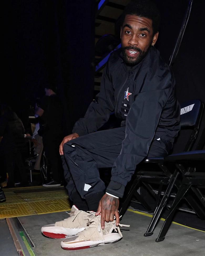Un aperçu des chaussures personnalisées de Kyrie Irving, inspirées des mocassins du All-Star Game par le designer Ben Kirschner. Un aperçu des chaussures personnalisées de Kyrie Irving, inspirées des mocassins du All-Star Game par le designer Ben Kirschner.