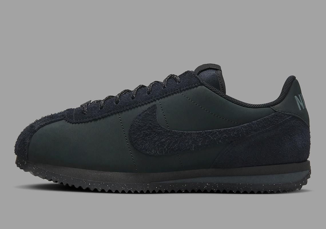 La Nike Cortez 23 reçoit le traitement tout noir