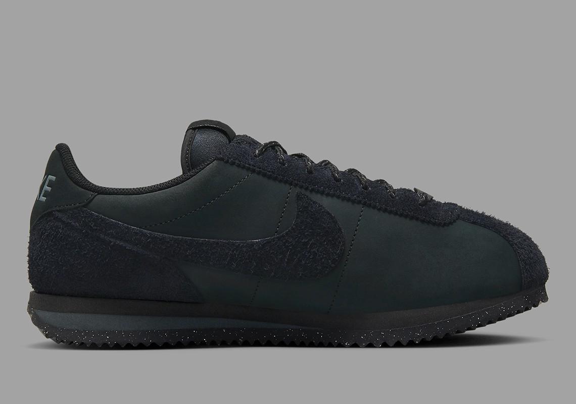 La Nike Cortez 23 reçoit le traitement tout noir