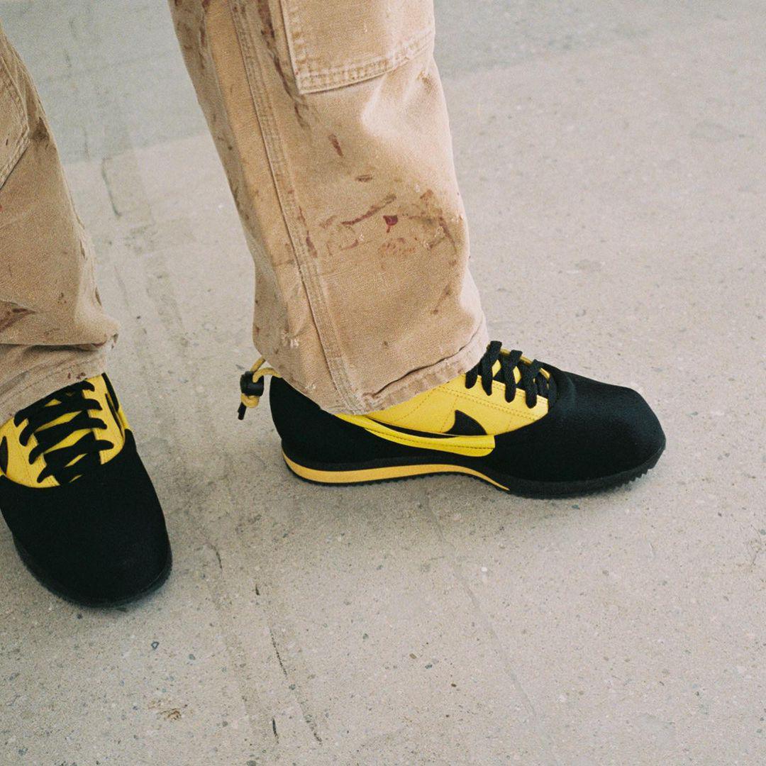 Premier regard sur le CLOT x Nike "CLOTEZ" en "Black/Varsity Maize". Premier regard sur le CLOT x Nike "CLOTEZ" en "Black/Varsity Maize".