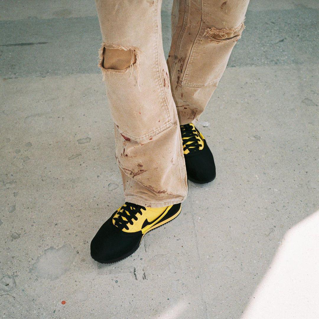 Premier regard sur le CLOT x Nike "CLOTEZ" en "Black/Varsity Maize". Premier regard sur le CLOT x Nike "CLOTEZ" en "Black/Varsity Maize".