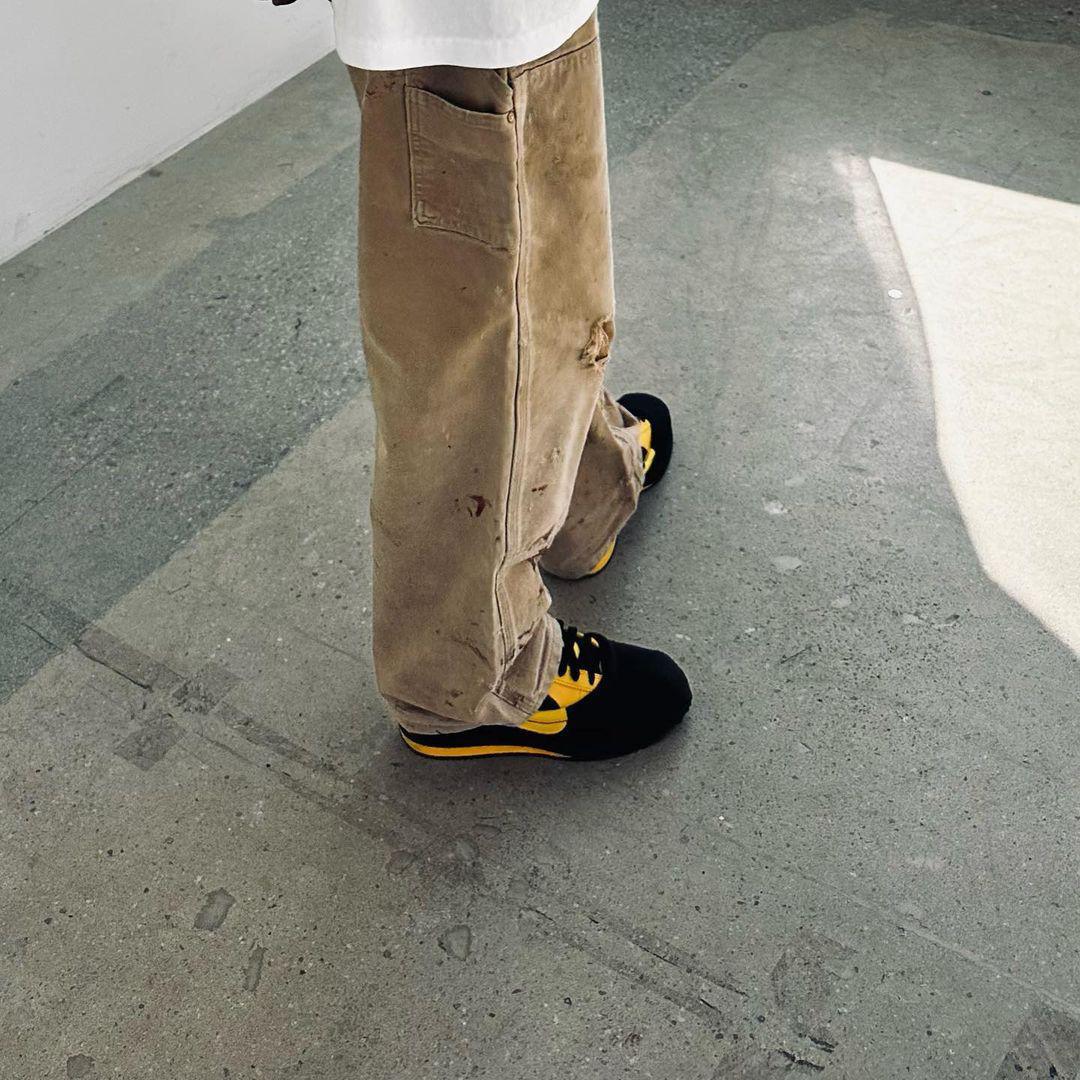 Premier regard sur le CLOT x Nike "CLOTEZ" en "Black/Varsity Maize". Premier regard sur le CLOT x Nike "CLOTEZ" en "Black/Varsity Maize".