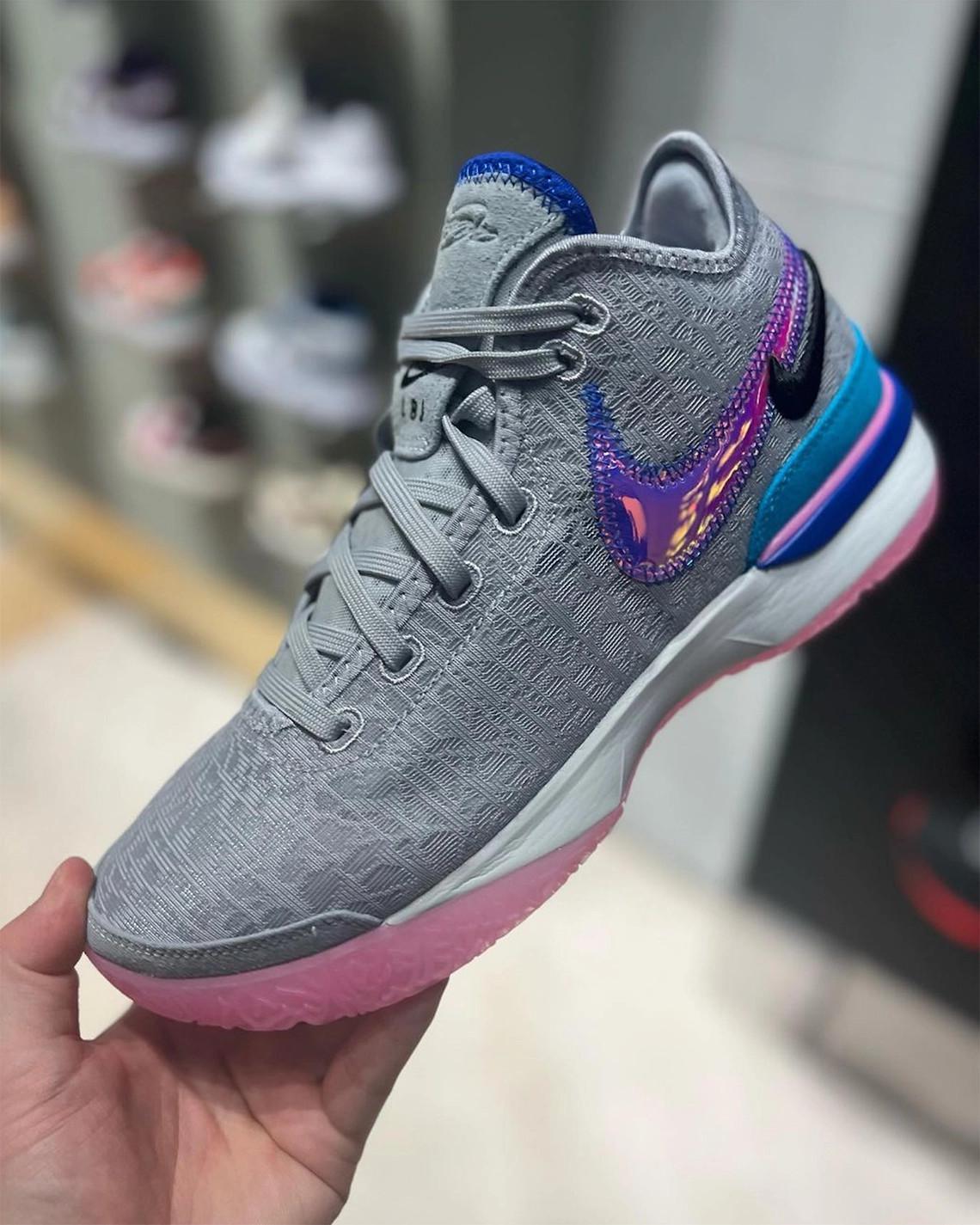 La sortie de la Nike LeBron NXXT Gen "Wolf Grey" est prévue pour le 16 mars. La sortie de la Nike LeBron NXXT Gen "Wolf Grey" est prévue pour le 16 mars.