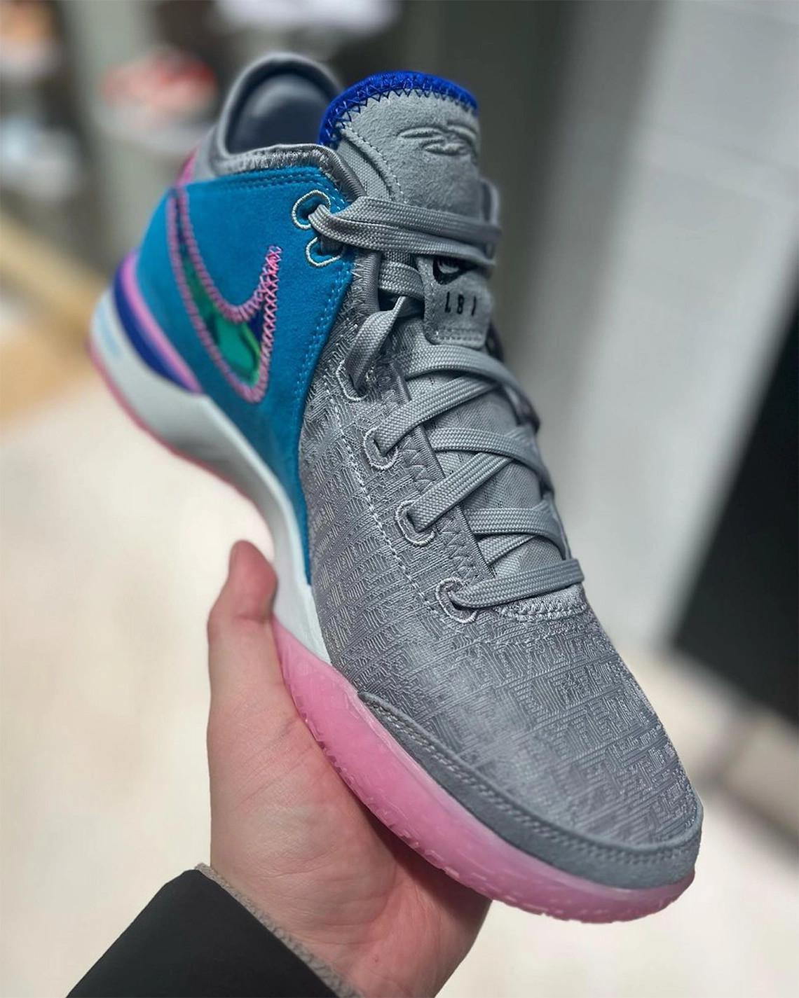 La sortie de la Nike LeBron NXXT Gen "Wolf Grey" est prévue pour le 16 mars.