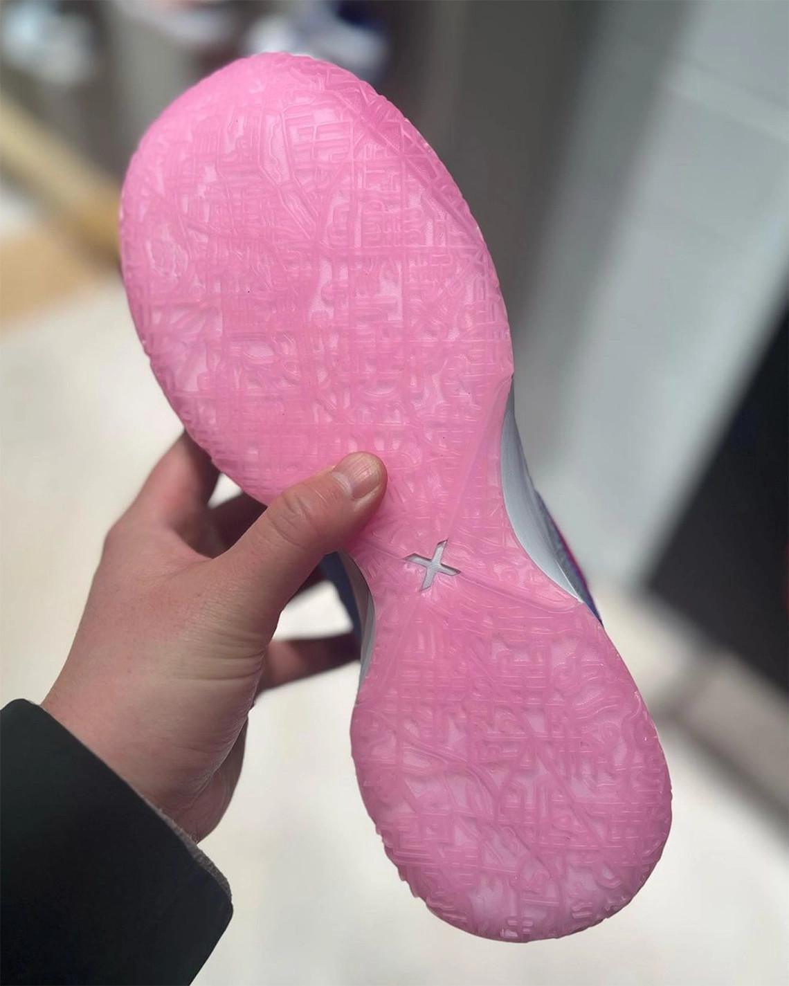 La sortie de la Nike LeBron NXXT Gen "Wolf Grey" est prévue pour le 16 mars. La sortie de la Nike LeBron NXXT Gen "Wolf Grey" est prévue pour le 16 mars.