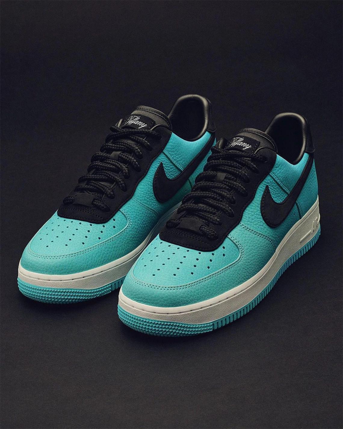 Tiffany & Co. dévoile la version Friends & Family de sa Nike Air Force 1 Low "1837". Tiffany & Co. dévoile la version Friends & Family de sa Nike Air Force 1 Low "1837".