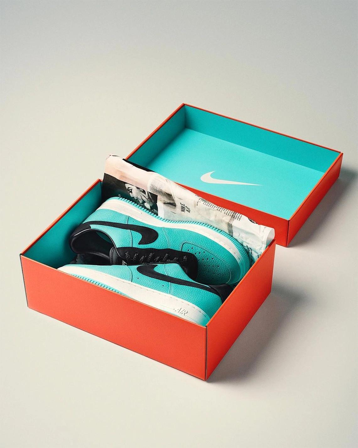 Tiffany & Co. dévoile la version Friends & Family de sa Nike Air Force 1 Low "1837". Tiffany & Co. dévoile la version Friends & Family de sa Nike Air Force 1 Low "1837".