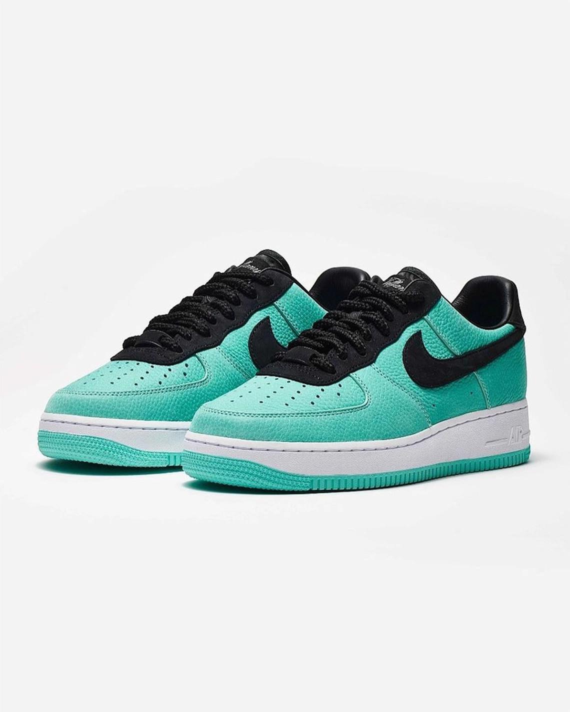 Tiffany & Co. dévoile la version Friends & Family de sa Nike Air Force 1 Low "1837". Tiffany & Co. dévoile la version Friends & Family de sa Nike Air Force 1 Low "1837".