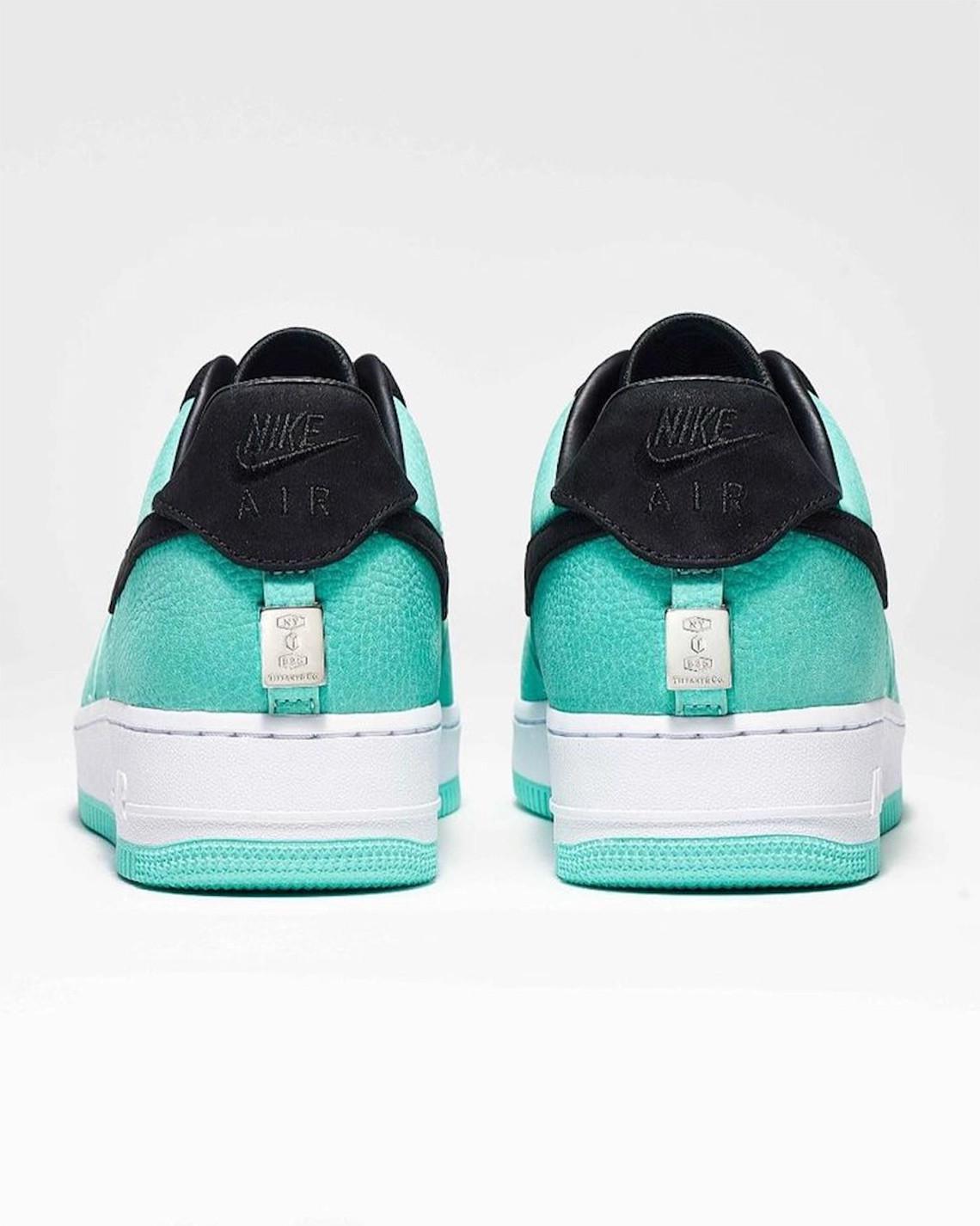 Tiffany & Co. dévoile la version Friends & Family de sa Nike Air Force 1 Low "1837". Tiffany & Co. dévoile la version Friends & Family de sa Nike Air Force 1 Low "1837".