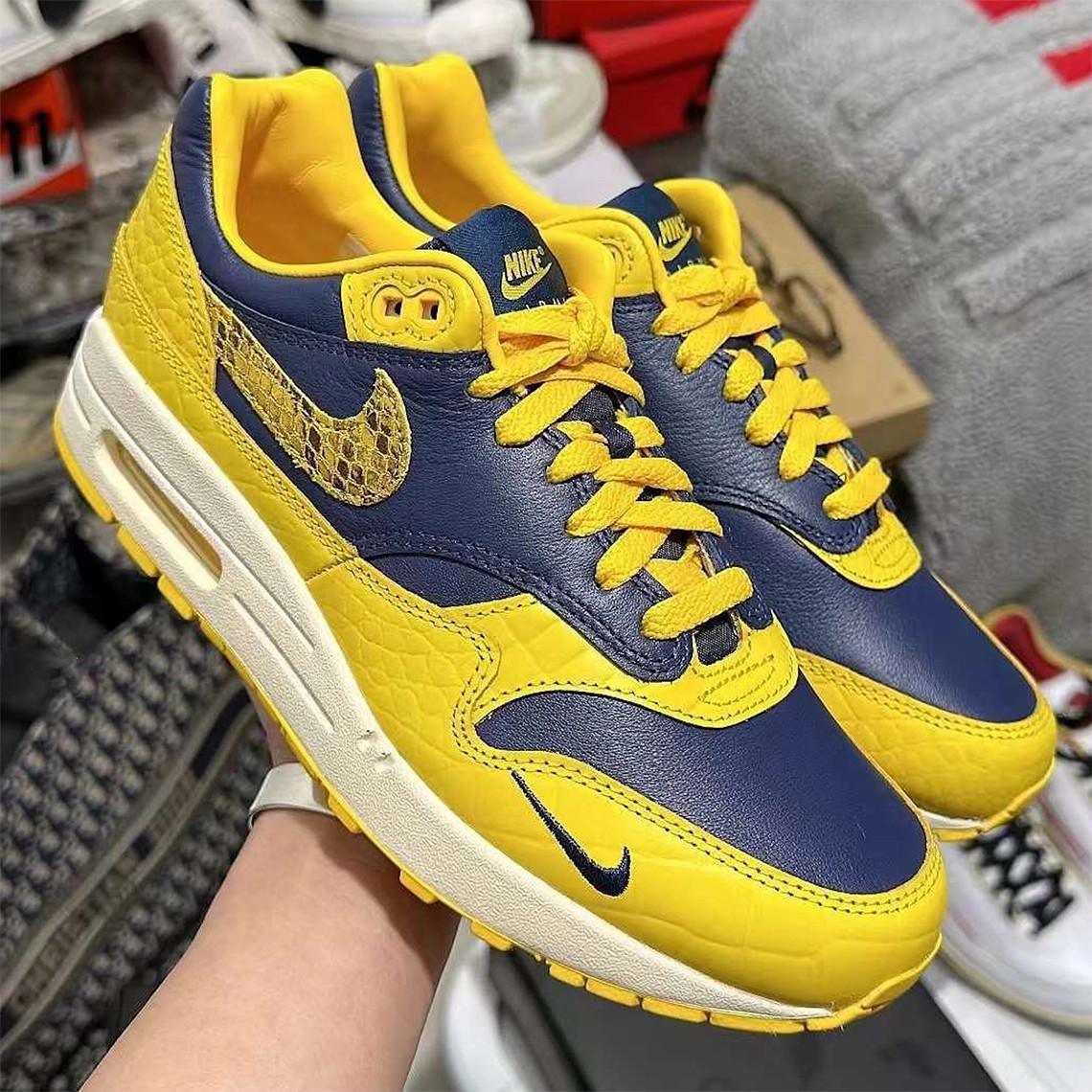 L'influence internationale de Tokyo se traduit par des tiges en peau de serpent sur la Nike Air Max 1 "Tokyo 23". L'influence internationale de Tokyo se traduit par des tiges en peau de serpent sur la Nike Air Max 1 "Tokyo 23".