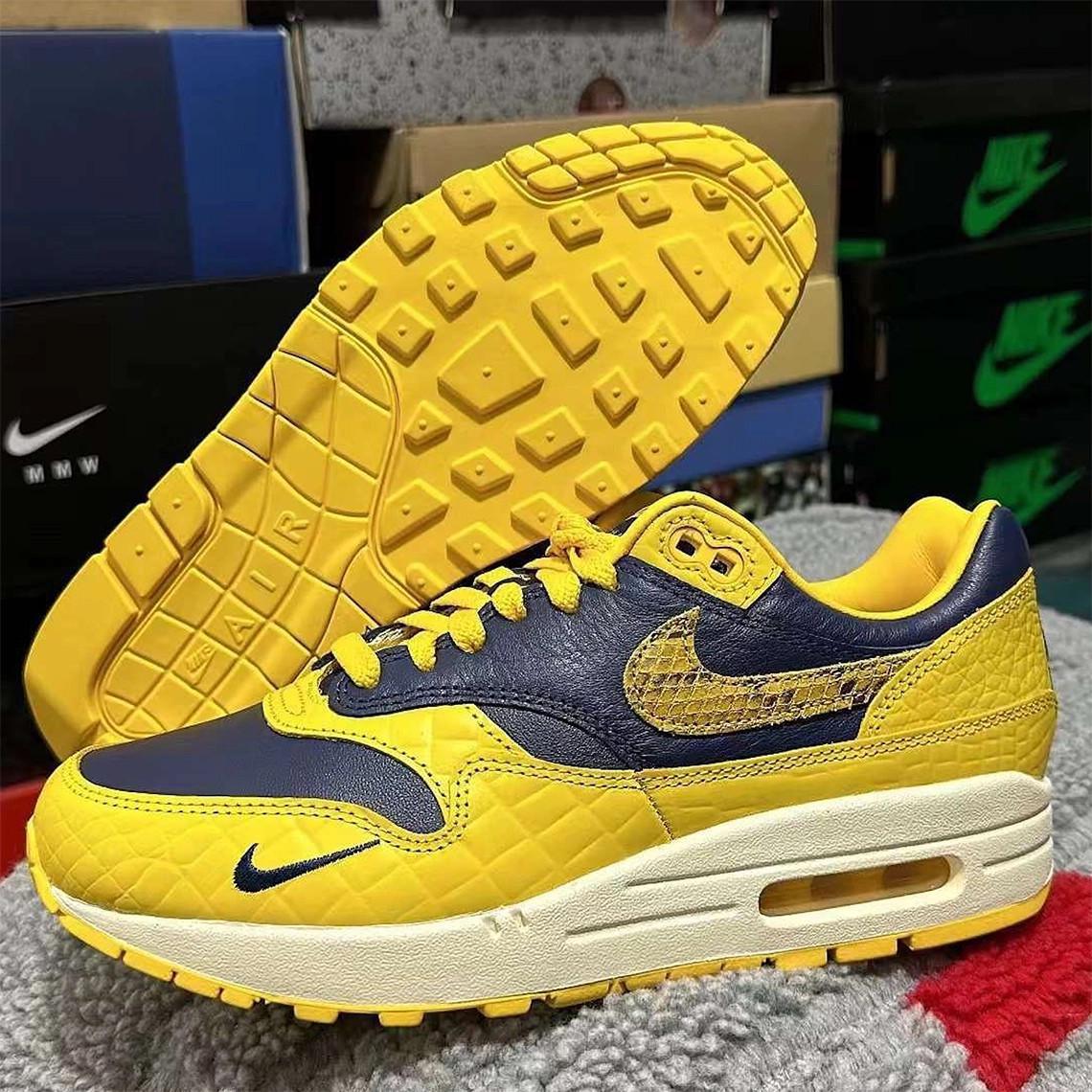 L'influence internationale de Tokyo se traduit par des tiges en peau de serpent sur la Nike Air Max 1 "Tokyo 23". L'influence internationale de Tokyo se traduit par des tiges en peau de serpent sur la Nike Air Max 1 "Tokyo 23".