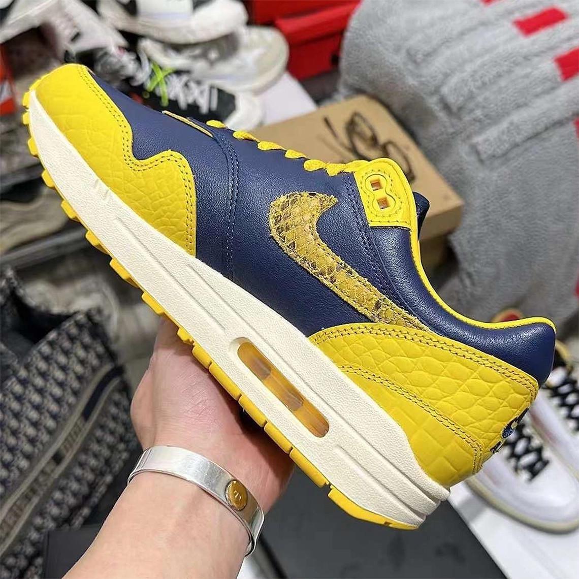 L'influence internationale de Tokyo se traduit par des tiges en peau de serpent sur la Nike Air Max 1 "Tokyo 23". L'influence internationale de Tokyo se traduit par des tiges en peau de serpent sur la Nike Air Max 1 "Tokyo 23".