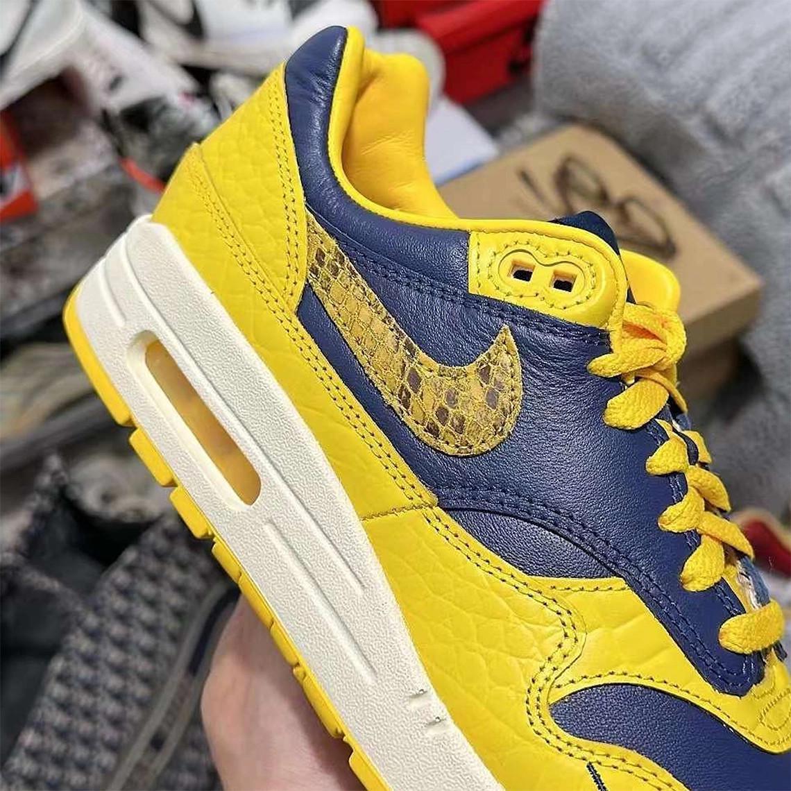 L'influence internationale de Tokyo se traduit par des tiges en peau de serpent sur la Nike Air Max 1 "Tokyo 23". L'influence internationale de Tokyo se traduit par des tiges en peau de serpent sur la Nike Air Max 1 "Tokyo 23".