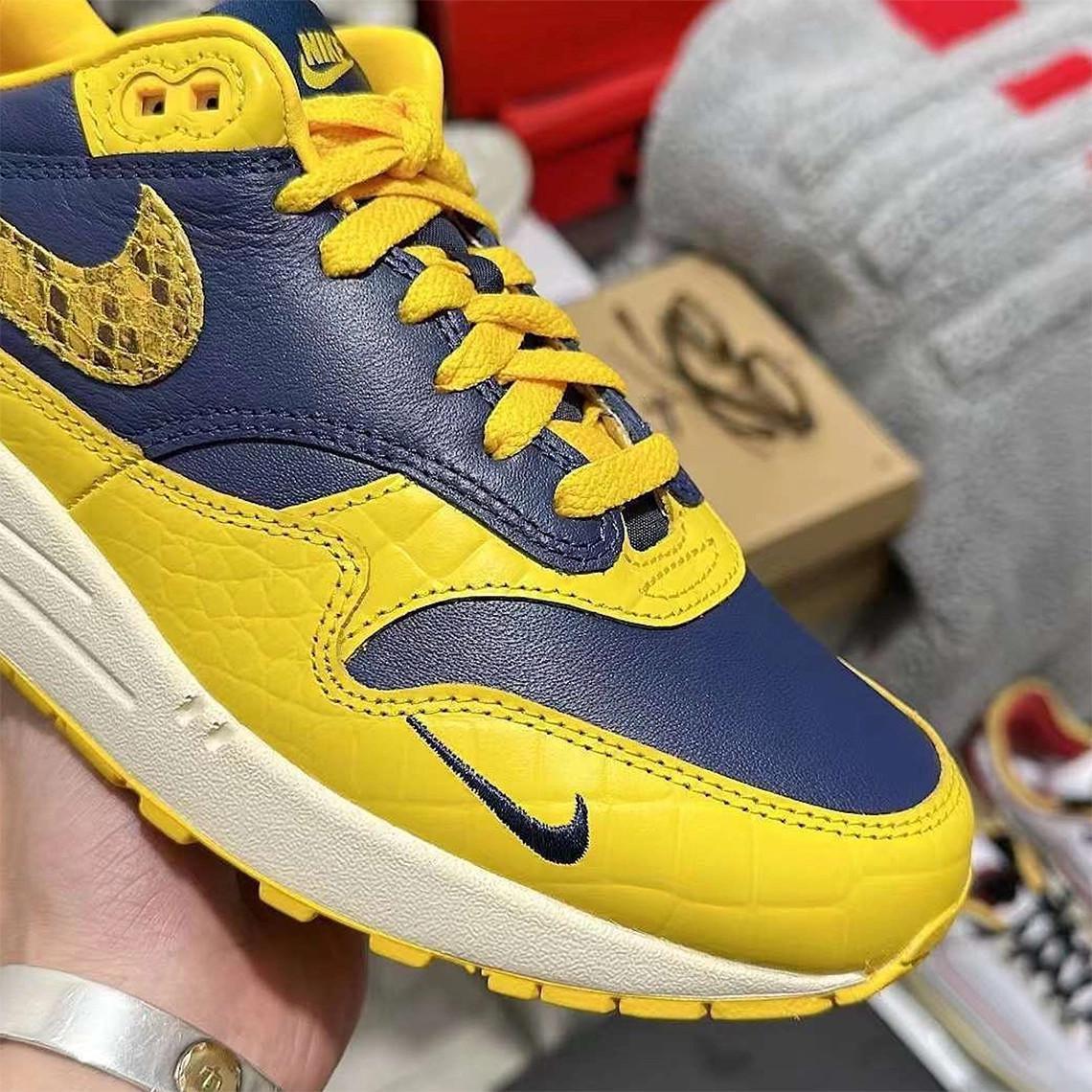 L'influence internationale de Tokyo se traduit par des tiges en peau de serpent sur la Nike Air Max 1 "Tokyo 23". L'influence internationale de Tokyo se traduit par des tiges en peau de serpent sur la Nike Air Max 1 "Tokyo 23".