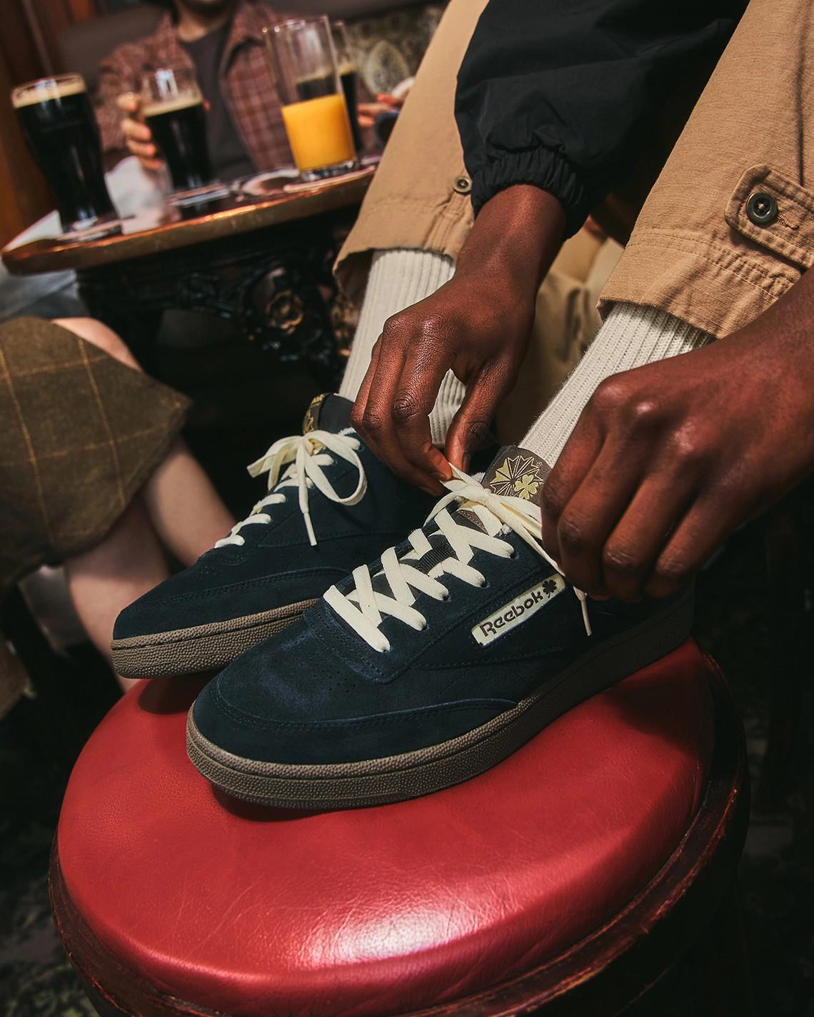 END. Versent une Stout crémeuse pour leur collaboration avec Reebok Club C. END. Versent une Stout crémeuse pour leur collaboration avec Reebok Club C.