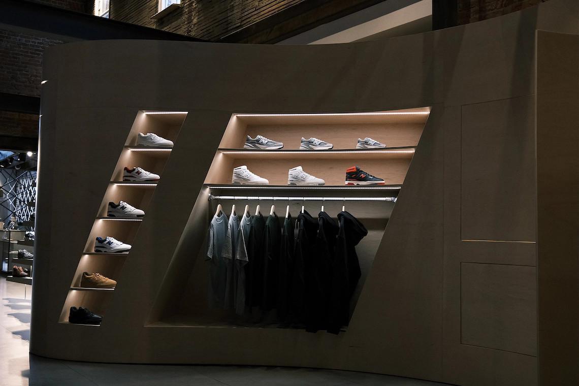Le NBSE, une expérience de magasin New Balance, arrive à atmos D.C. le 10 mars. Le NBSE, une expérience de magasin New Balance, arrive à atmos D.C. le 10 mars.
