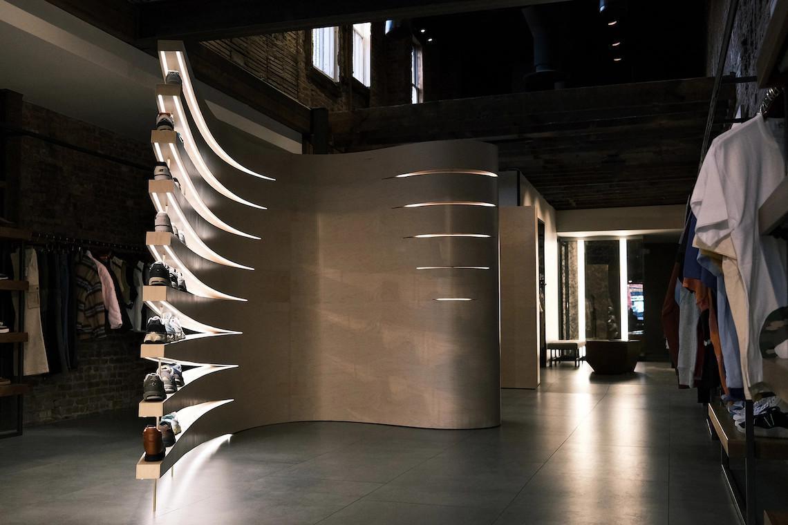 Le NBSE, une expérience de magasin New Balance, arrive à atmos D.C. le 10 mars. Le NBSE, une expérience de magasin New Balance, arrive à atmos D.C. le 10 mars.