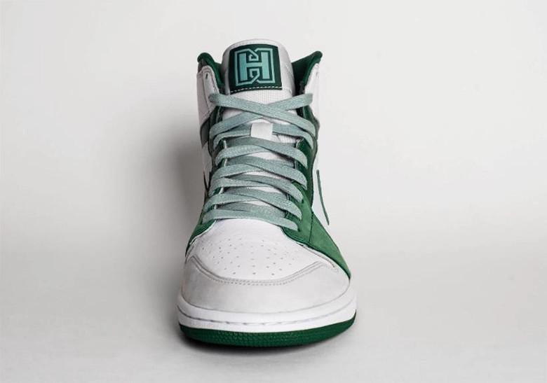 Tinker Hatfield crée une Air Jordan 1 exclusive pour la vente aux enchères caritative de la Harrington Family Foundation Tinker Hatfield crée une Air Jordan 1 exclusive pour la vente aux enchères caritative de la Harrington Family Foundation